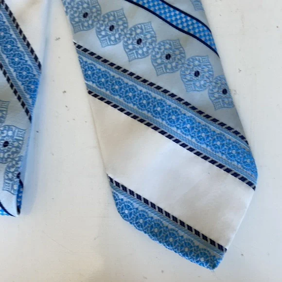 Vintage Sir Winston Blue and White Old School Necktie - Picture 7 of 7